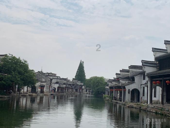 临沂一男童被困五楼窗外，看看吧